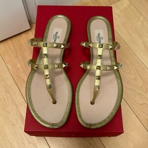 EXCELLENT VALENTINO GARAVANI PVC ROCKSTUD SANDAL SIZE 39. Sparkly gold color